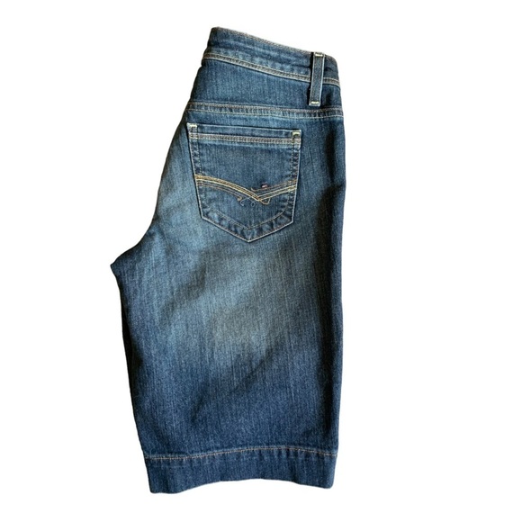 Tommy Hilfiger Jean Shorts Ladies Sz 4 Medium Wash Mid Rise Mid Length Shorts - Picture 6 of 10